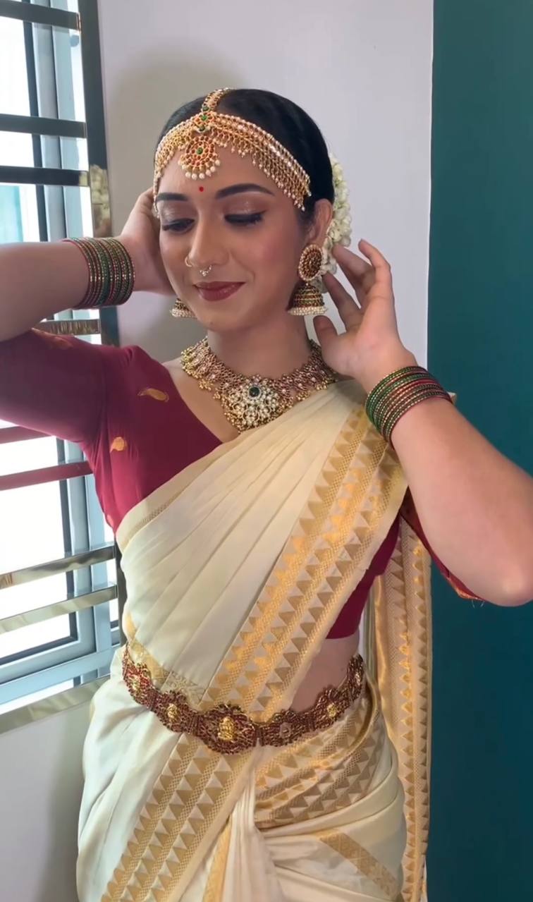 Soft Banarasi Silk Saree With Weaving Gold Zari Heavy Pallu & Zari Weaving Border With Runing Blouse
