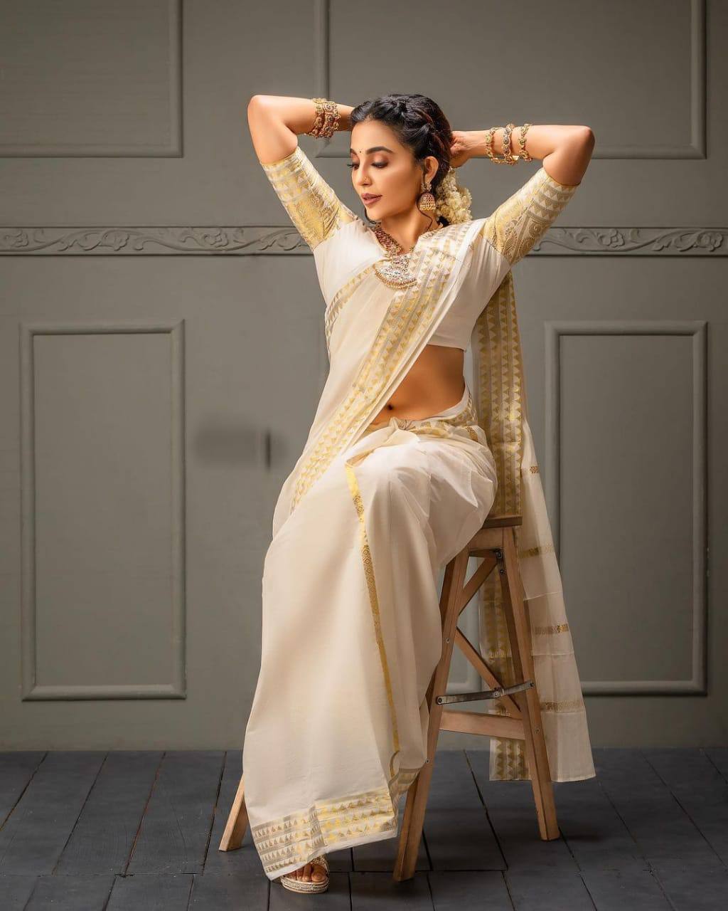 Soft Banarasi Silk Gold Zari Weaving Saree With Heavy Pallu And Running Blouse