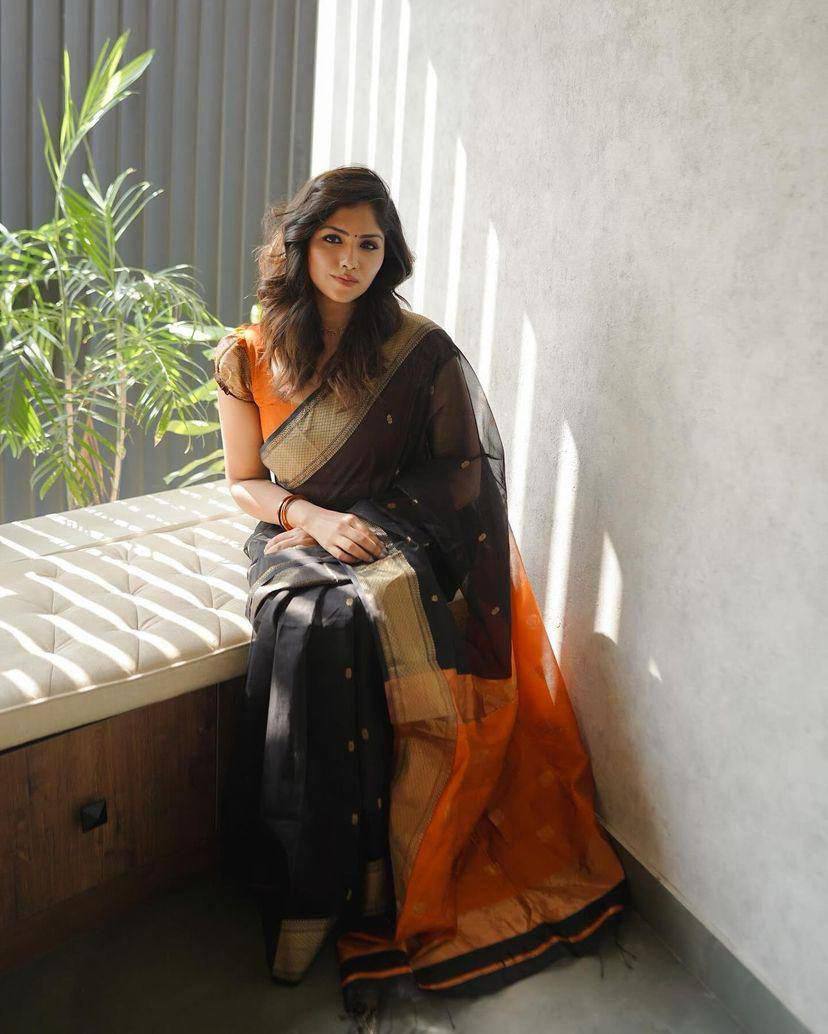 Glemorous Slub Lilan Jacquard Weaving Saree With Contrast Blouse