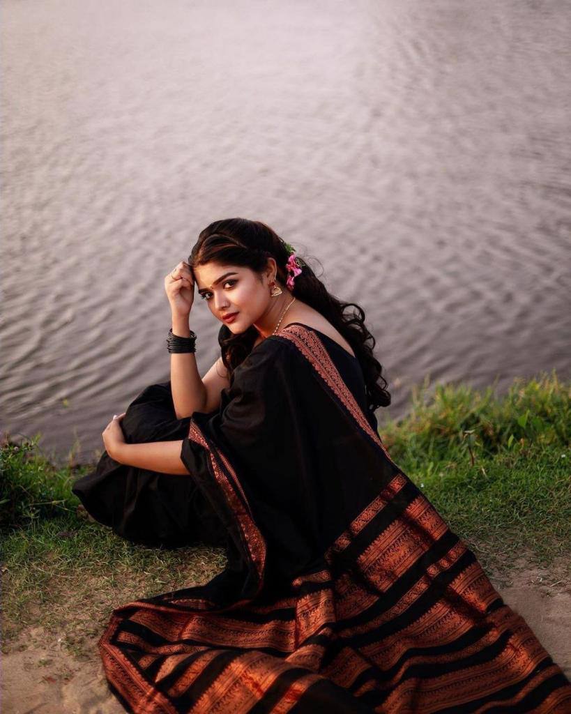 South Indian Golden Silk Jacquard Weaving  Work Saree Blouse