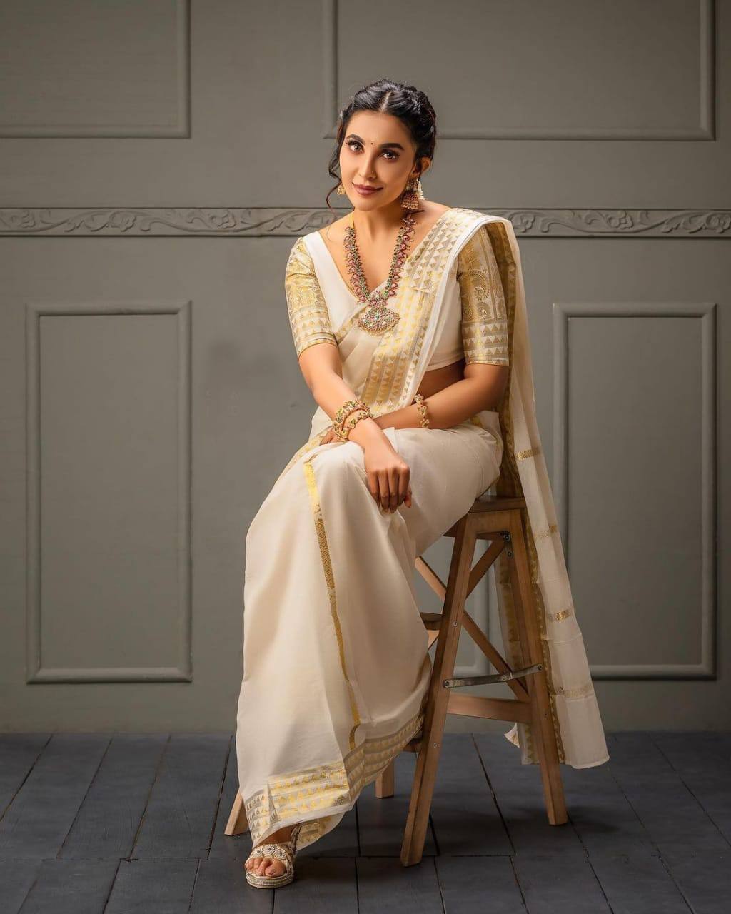 South Style Ivory Banarsi Silk Gold Jari Weaving Rich Pallu Saree